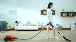 演奏音乐的静音吸尘器