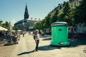 街头巨大垃圾桶