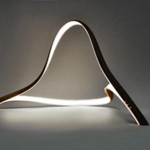 柔美的木工台灯