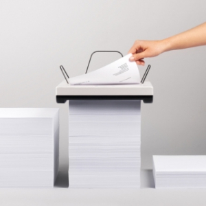 “蹲坐”在纸堆上的打印机