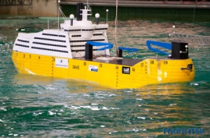 在海浪中平稳前行的轮船