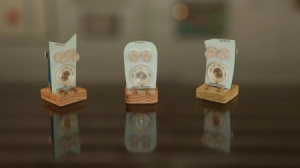 调皮的互动机器小人