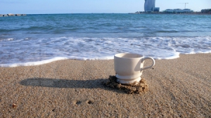 拧在沙滩上的杯子