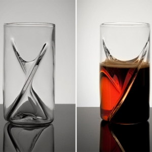 美丽的双生酒杯