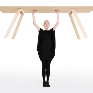 世界上最轻的纯木桌子