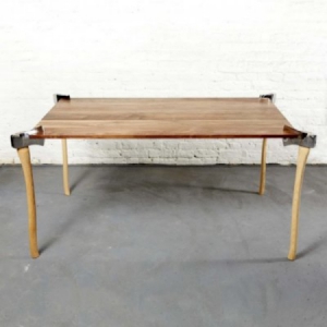 原生态的斧头餐桌