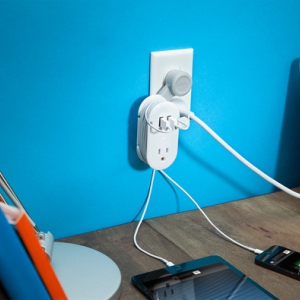 “闪到一旁”的电源插座