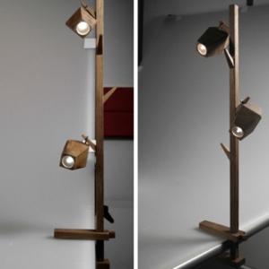 优美的木质手电筒台灯