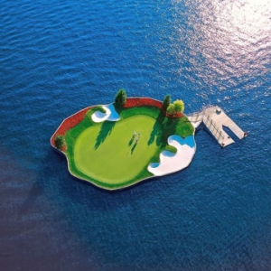 漂浮湖面的高尔夫球场