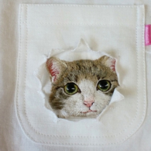 衬衫口袋边的刺绣猫咪
