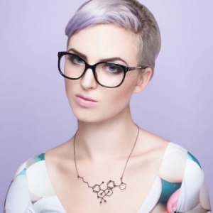 女极客的化学分子项链