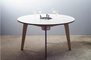 嵌入小冰桶的餐桌