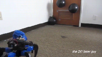 发射“死光”束的六脚机器人