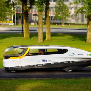 世界首辆家用太阳能轿车