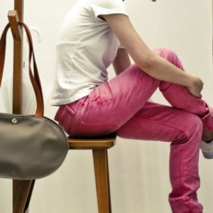 没有靠背的座椅