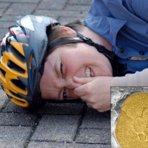 释放臭气的头盔