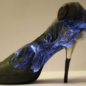 发光的高跟鞋