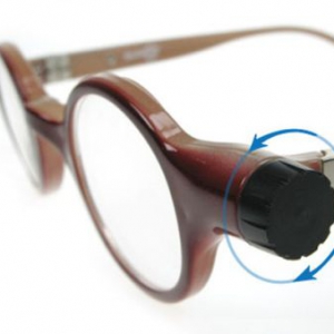 可以调节放大率的液体眼镜