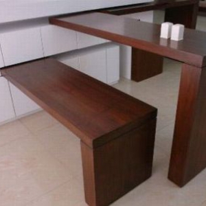 嵌入墙中的便捷桌椅套装