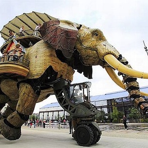 采用回收材料制成的机器巨象