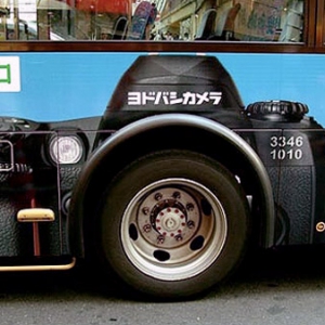 五花八门的公交车广告