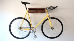 悬挂自行车的书架