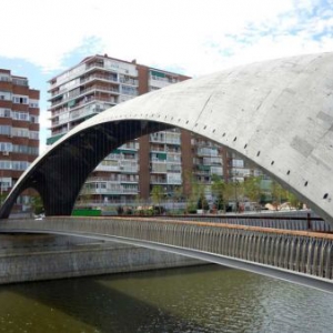 混凝土顶悬索桥