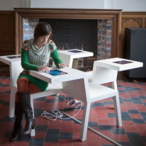 内嵌iPad的一体桌椅