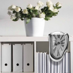 “融化”的钟表