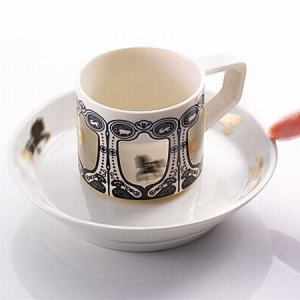 逗趣的跑马咖啡杯