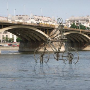 多瑙河上的运动雕塑